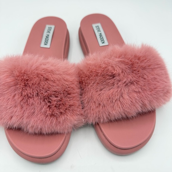 Steve Madden Delphina Pink Faux Fur Women's Slides - Picture 2 of 4